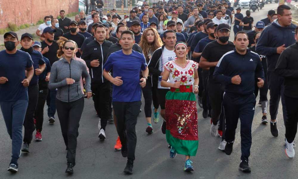 Lalo Rivera trota a lado de Julieta Escobar Parra "La China Poblana" y cadetes de la SCC