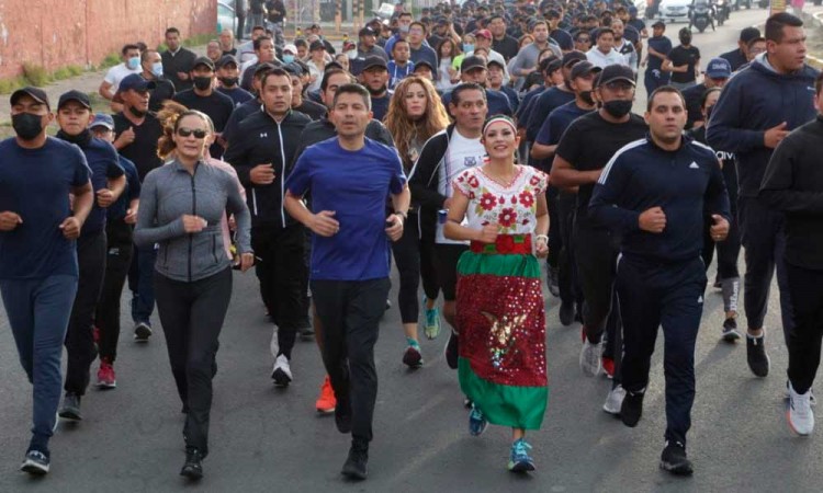 Lalo Rivera trota a lado de Julieta Escobar Parra La China Poblana y cadetes de la SCC