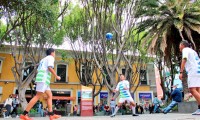 Usan jóvenes Plazuela de San Luis para realizar deporte y talleres