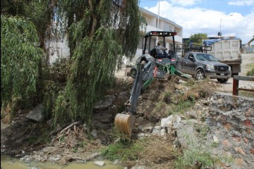 Ayuntamiento realizando limpia en ríos.