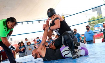 La arena estaba de bote en bote, la gente loca de la Emoción, en el ring luchaban los cuatro rudos, Ídolos de los afición