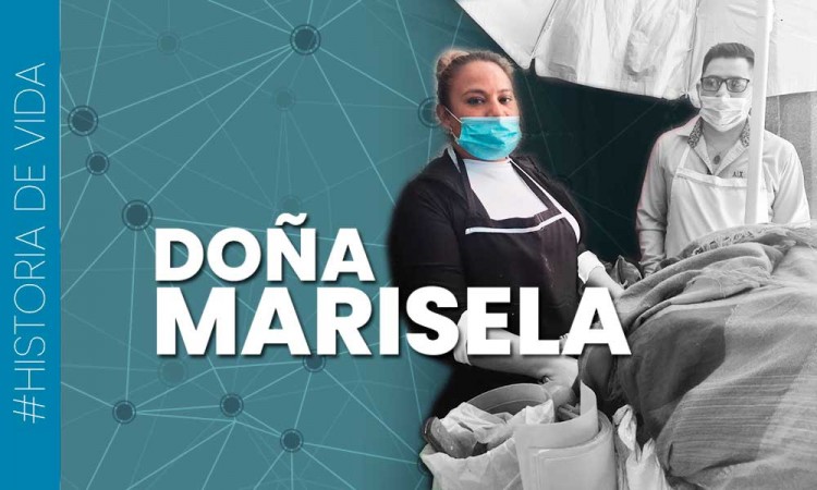 Ella es Doña Marisela, dueña de los Tacos El Pasaje