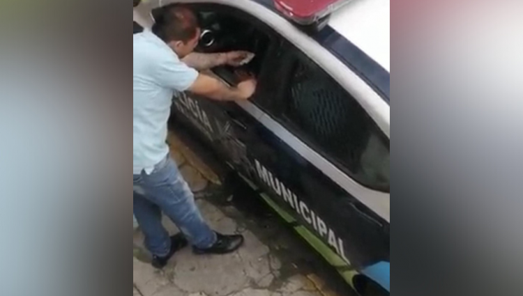 Suspenden a oficial de Tránsito en Puebla tras recibir mordida