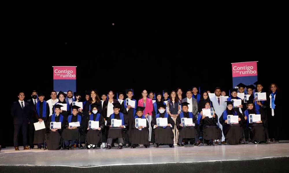 Se graduan 30 estudiantes del modelo gratuito de educación abierta del SMDIF