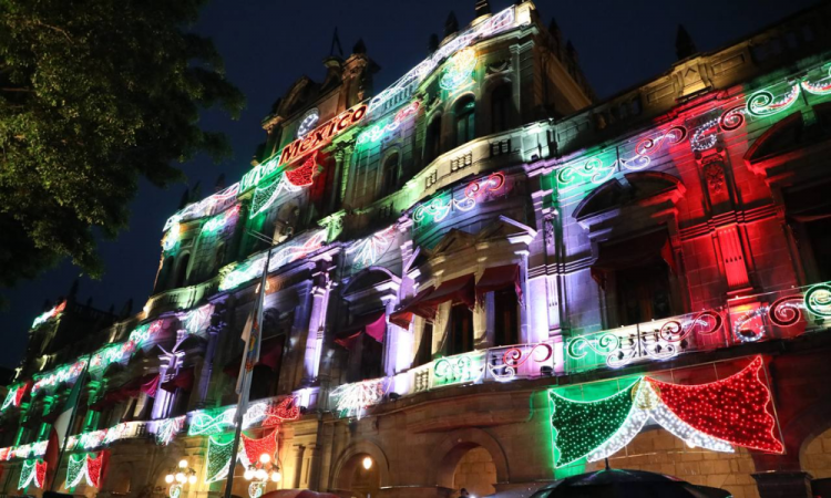 Puebla se enciende con alumbrado decorativo por fiestas patrias