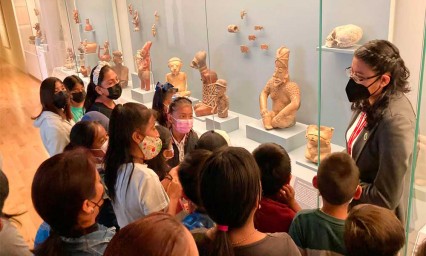 Infantes de la colonia Unión Antorchista van al Museo Amparo