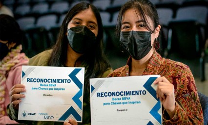 Entregan becas de la Fundación BBVA a estudiantes BUAP