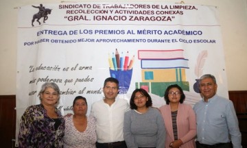 Entrega de apoyos y reconocimientos a hijos trabajadores del Organismo Operador del Servicio de Limpia