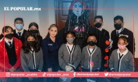 Reconoce Paola Angon a participantes del tendedero de calaveritas 2022