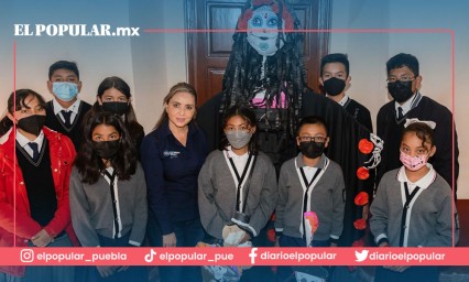 Reconoce Paola Angon a participantes del tendedero de calaveritas 2022