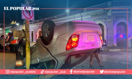 Se voltea un auto en San Pedro Cholula