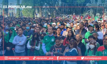 Se reúnen aficionados de la selección para ver el partido en el zócalo capitalino