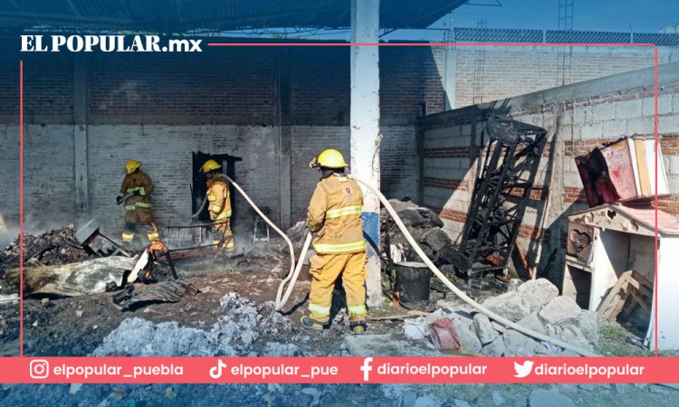 Bomberos de Cholula sofocan incendio en Barrio de San Pedro Mexicaltzingo