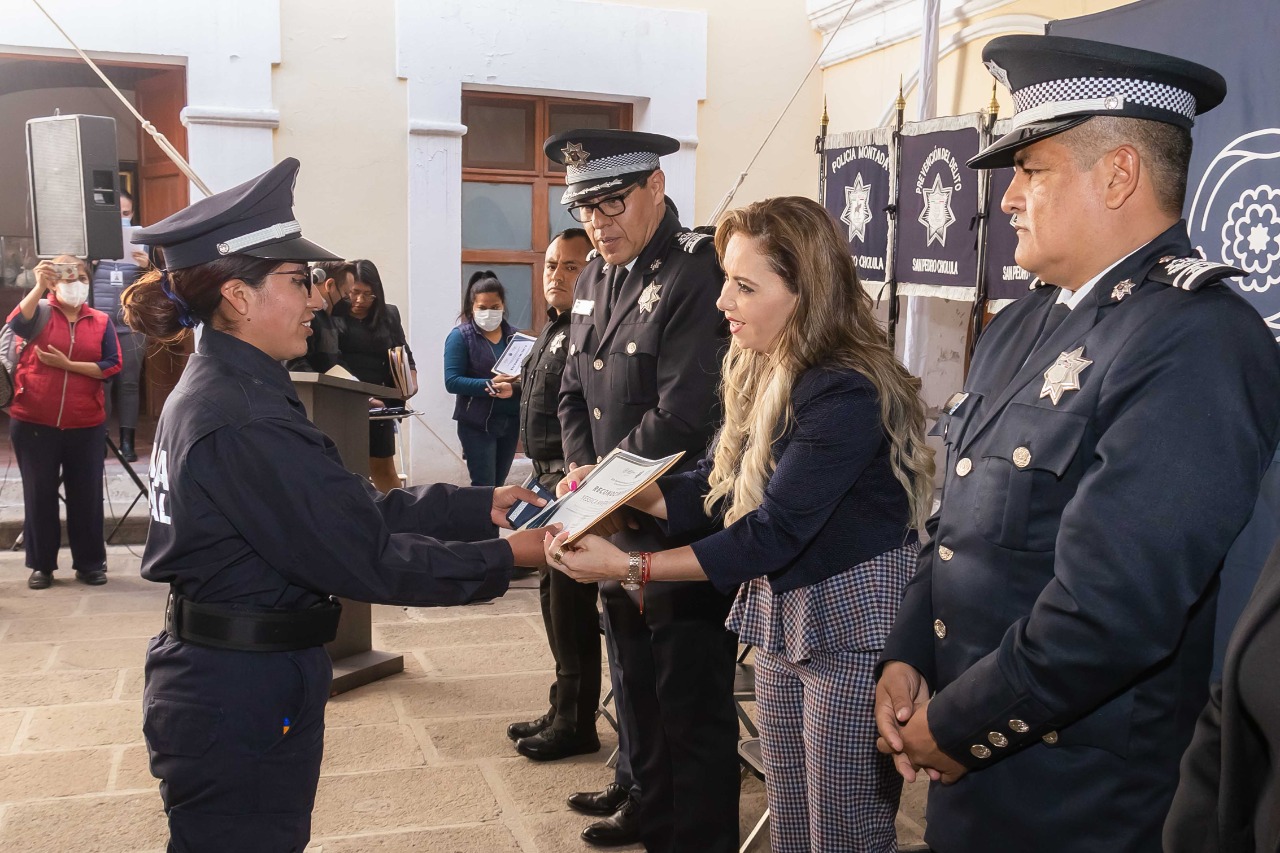 Paola Angon y policía graduado en San Pedro Cholula