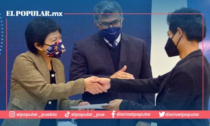 La BUAP premia a ganadores del concurso de cartel Acción por el clima