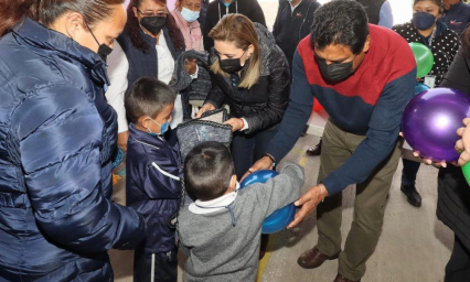 DIF Cholula obsequia a niñas y niños del Jardín “El Pequeño Salvador” prendas abrigadoras