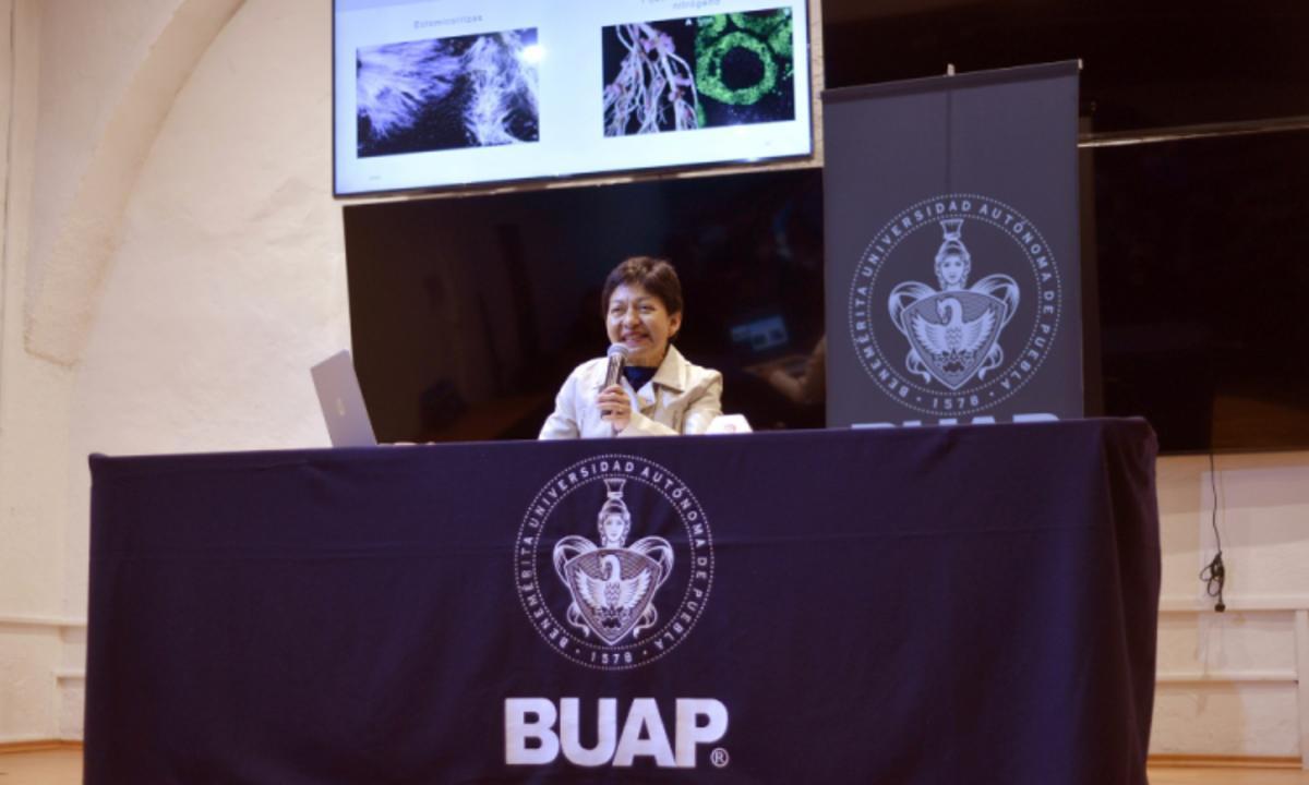 En conmemoración al día del biólogo alumnos de la BUAP imparten conferencia 