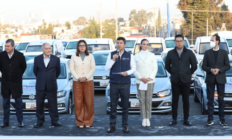Ayuntamiento de Puebla entrega vehículos a dependencias