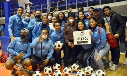 Lilia Cedillo entrega material y equipo deportivo a entrenadores y atletas universitarios