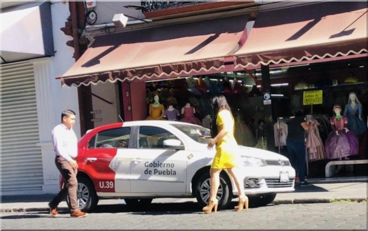 Titular de Unidad de Apoyo Ejecutivo del DIF Puebla realizando compras personales en vehículo oficial