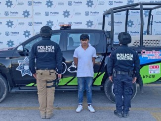 Policía Municipal de puebla detuvo a un hombre por robo de vehículo a conductor de plataforma móvil