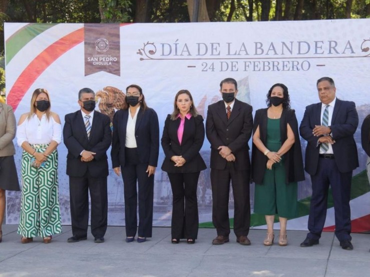 Paola Angón encabezó la ceremonia de Día de la Bandera en San Pedro Cholula