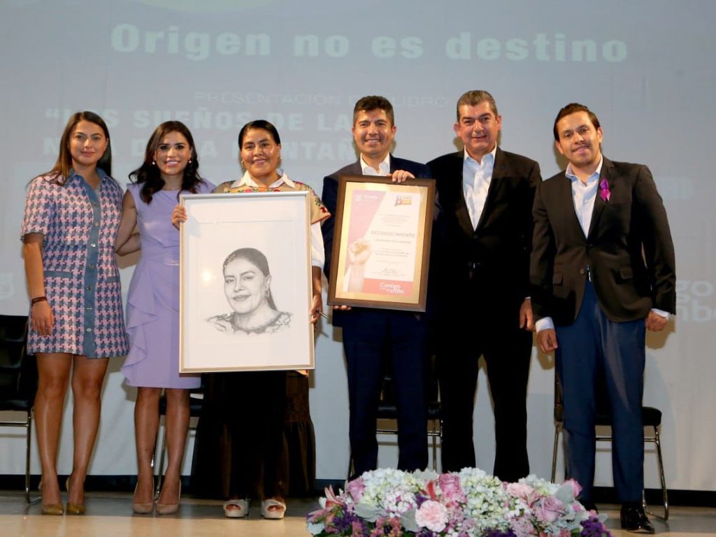 Eufrosina Cruz presenta 'los sueños de la niña de la montaña' en el Ayuntamiento de Puebla