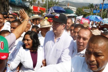 Marcelo Ebrard marcha con miles de simpatizantes en Acapulco, para conmemorar el Día Internacional de la Mujer