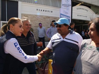 En beneficio de comerciantes y familias cholultecas, entrega Paola Angón rehabilitación del Tianguis Mixquitla