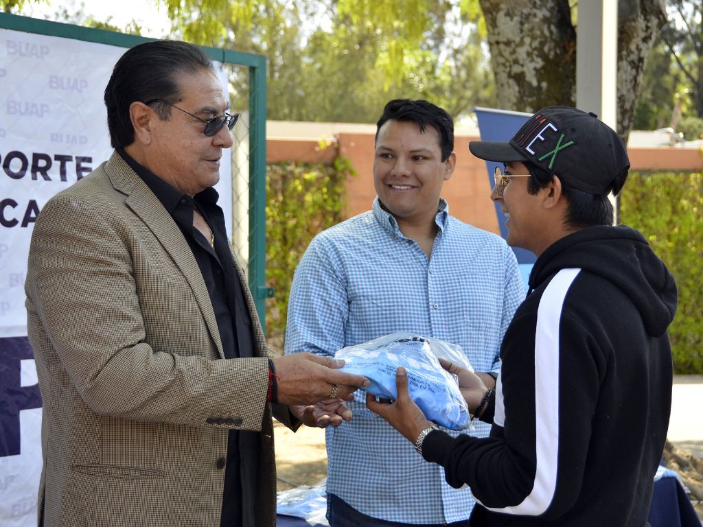 la Dirección de Deporte y Cultura Física, Miguel López Serrano, entregó 32 uniformes