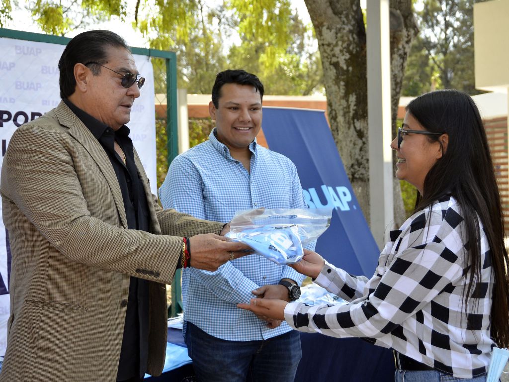 Miguel López Serrano titular de la Dirección de Deporte y Cultura Física entregó uniformes a la Liga Universitaria de Lacrosse