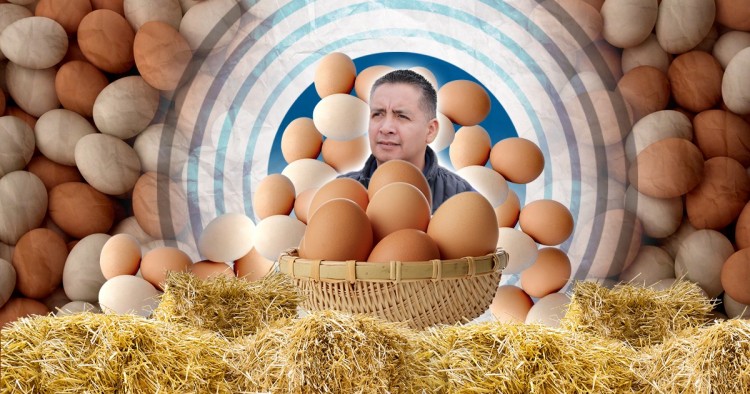 Edmundo Tlatehui compró mil 500 gallinas y las dio a 14 familias