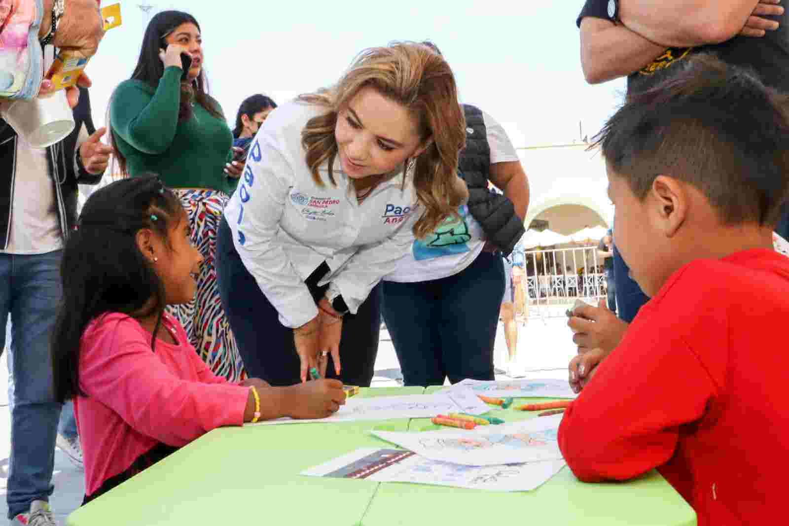 La presidenta Municipal Paola Angon festeja día del niño