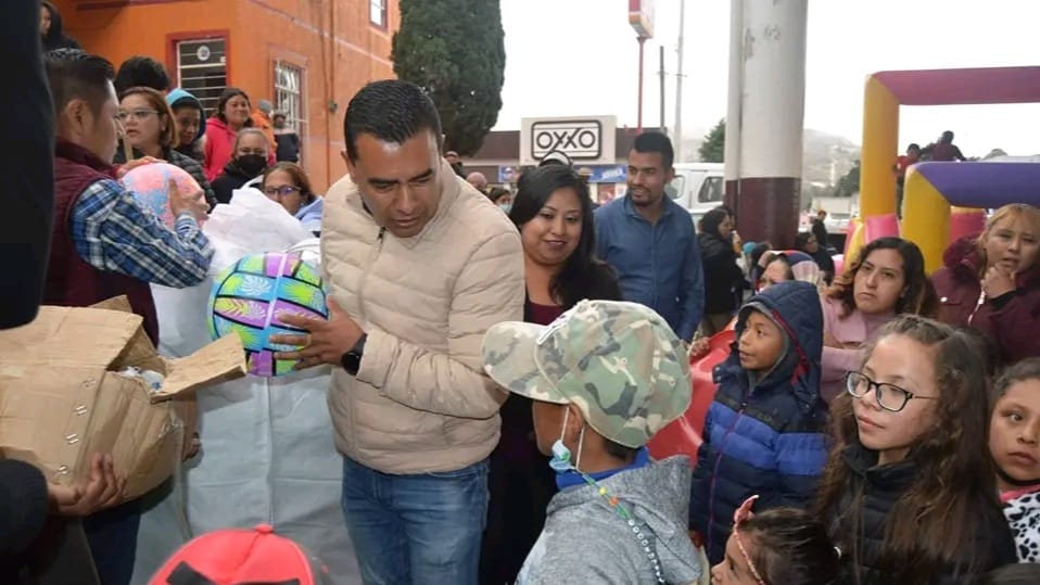 Isaac Rodríguez Ochoa regaló juguetes a todos los niños y las niñas que asistieron al festival.