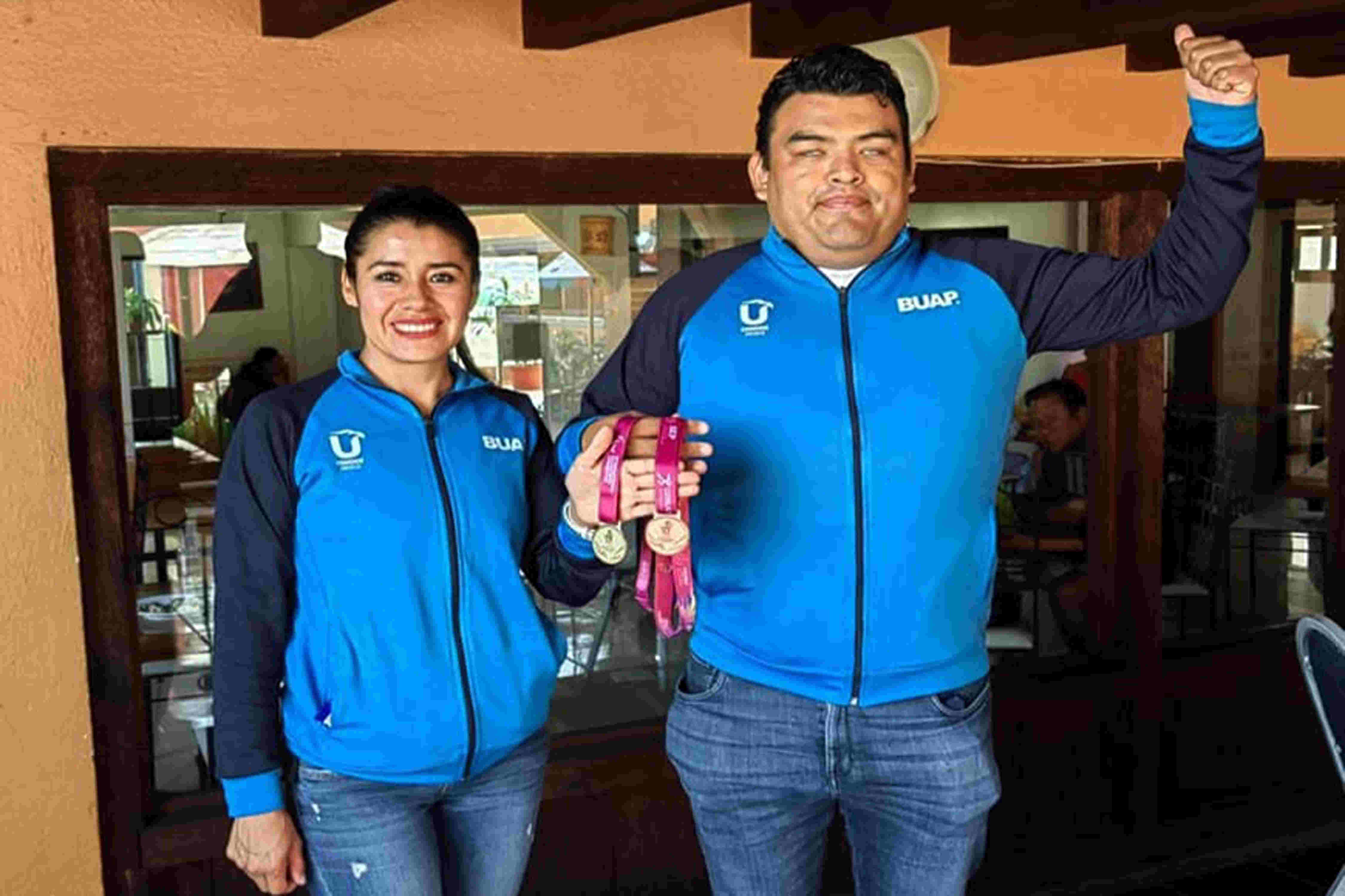 Omar Martínez Morales, de la Dirección General de Bibliotecas acompañado de su entrenadora y guía, Irma Suárez Aragón