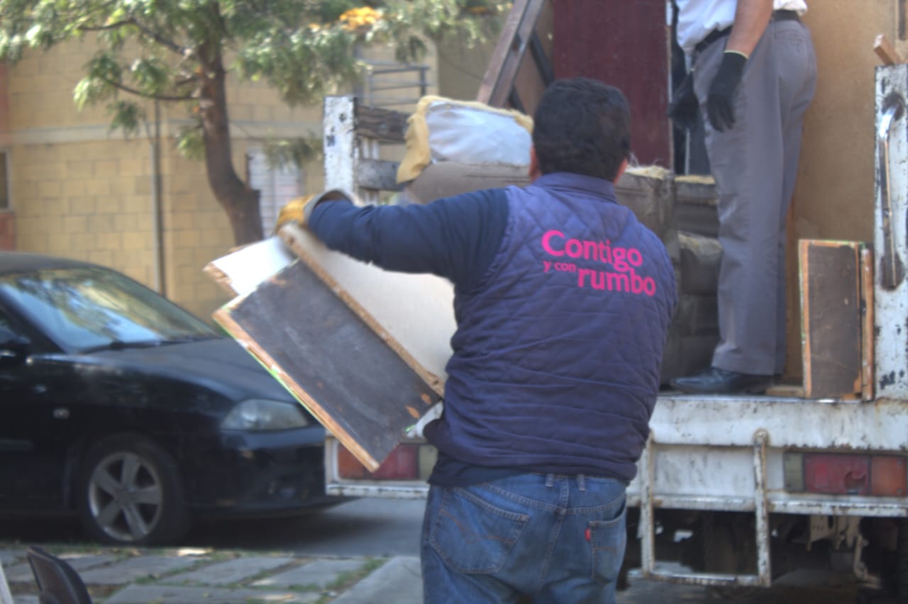 Personal de OOSL hacen recolecciones de muebles en Puebla para evitar que terminen en la calle