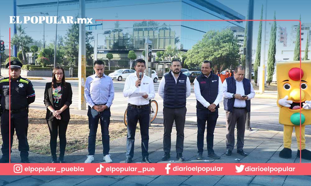 Continúa balizamiento y mejoramiento de la red semafórica de Puebla Capital