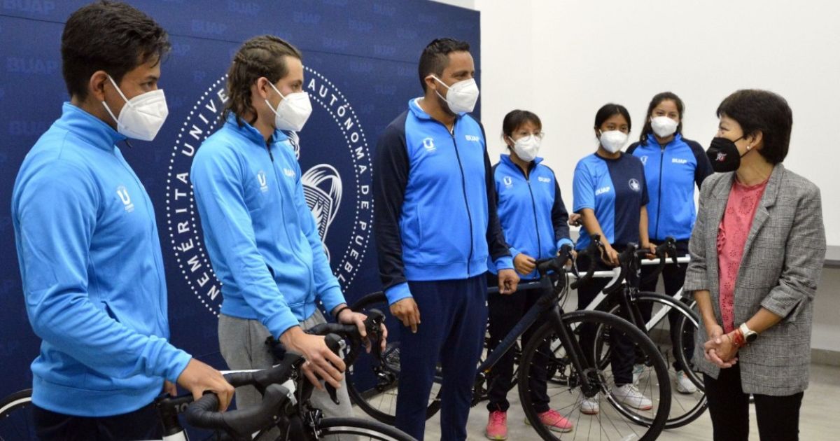 Donan seis bicicletas al equipo de triatlón BUAP