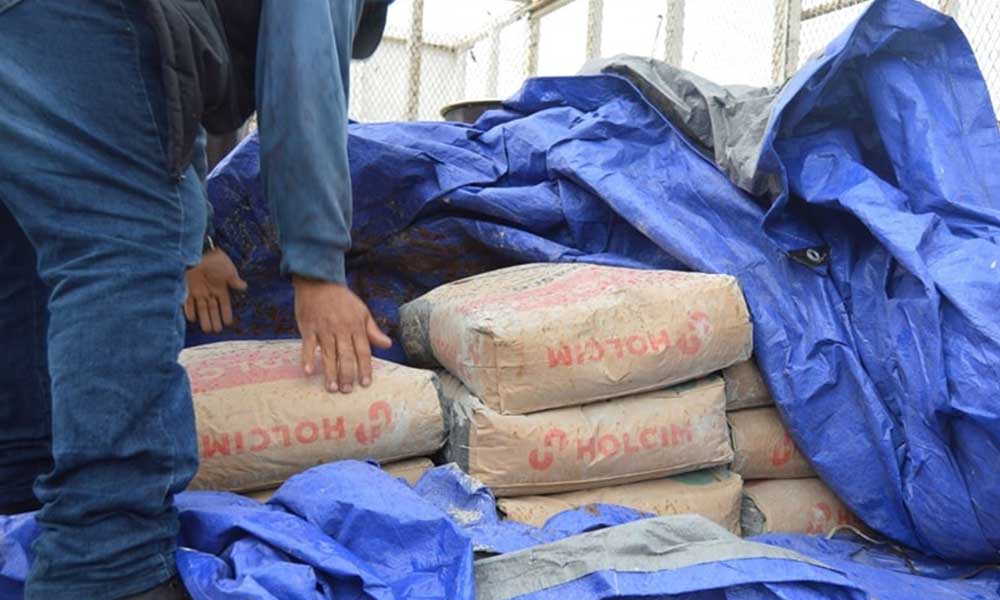 Ayuntamiento de Esperanza entrega bultos de cemento a comunidad Benito Juárez El Chicalote