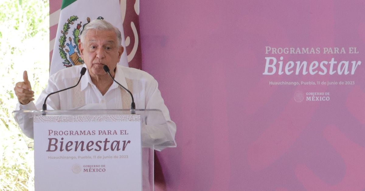López Obrador recuerda a Leticia Ánimas en visita a Huauchinango