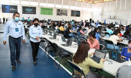 Rectora María Lilia Cedillo supervisa aplicación del Examen General de Admisión a la BUAP