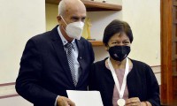 Entrega Universidad de Camagüey medalla conmemorativa de su 55 aniversario a la Rectora María Lilia Cedillo