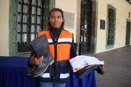 Paola Angon encabeza entrega de uniformes a personal de limpia