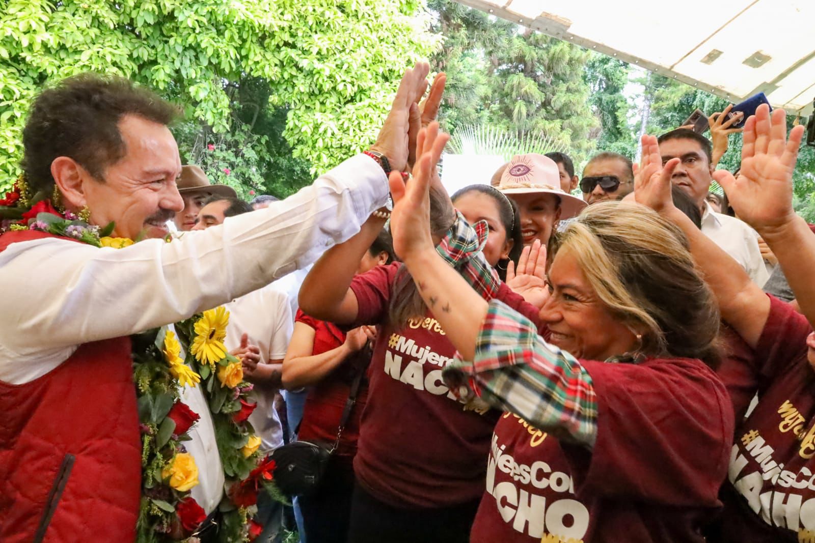 Nacho Mier frente a asamblea comunitaria en Tehuacán