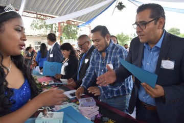 Alejandro Rojas Romero en la graduación de la escuela Secundaria Técnica No. 131