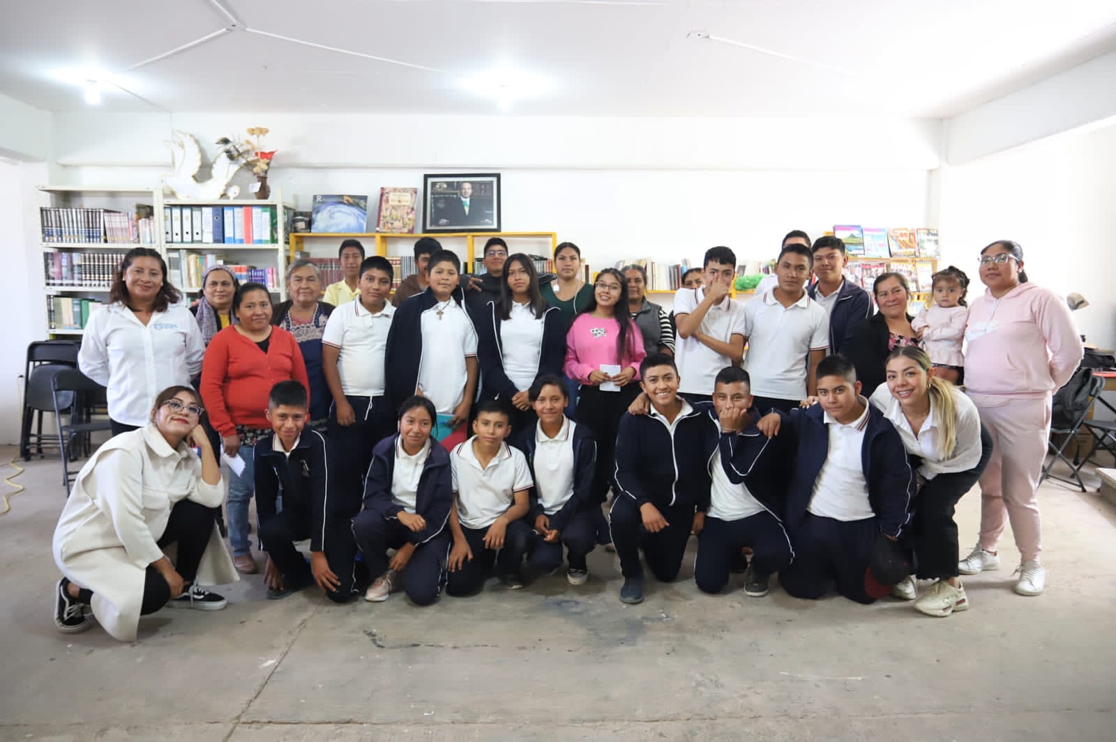 Estudiantes de secundaria y bachillerato recibiendo charla para la prevención de la violencia escolar.