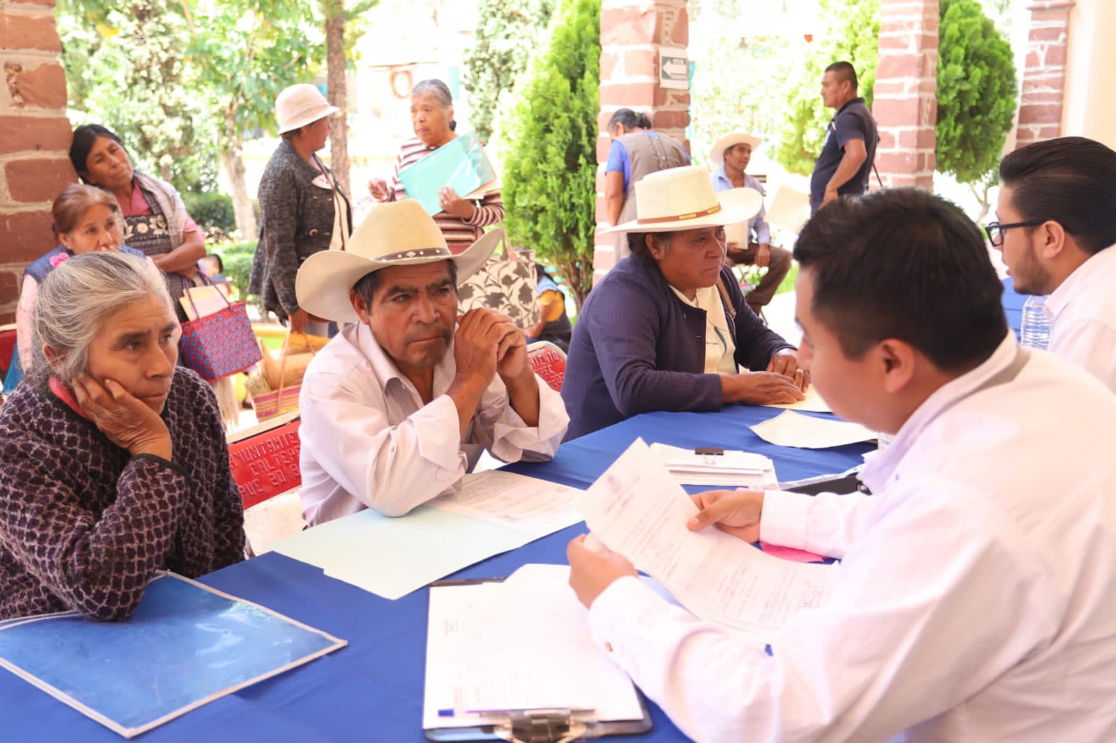Habitantes de Caltepec recibiendo orientación gratuita sobre diversos procedimientos legales.