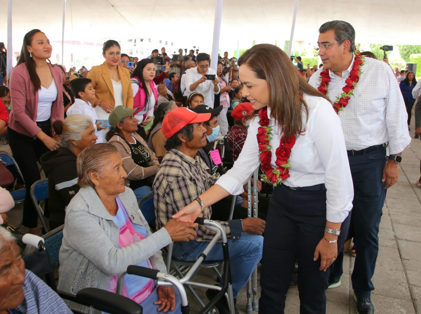 Entrega de aparatos ortopédicos y mejoras en infraestructura durante la gira de trabajo. Beneficios para la comunidad local.