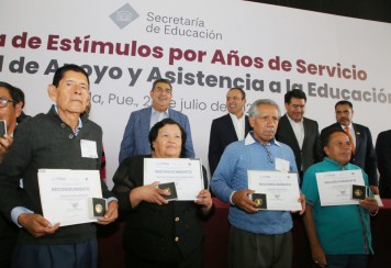 Más de mil 400 trabajadores del magisterio fueron reconocidos por su dedicación y compromiso con la comunidad educativa