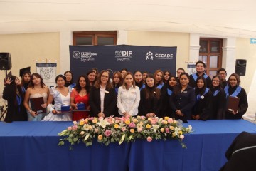 Paola Angon, María de la Barreda, Gisela Dueñas y alumnado del CECADE Cholula